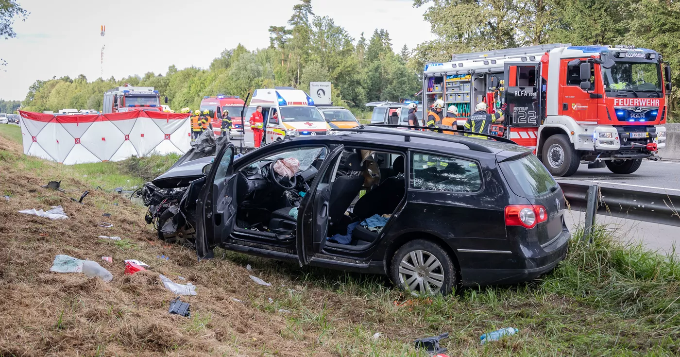 Titelbild: Zwei teils Schwerverletzte bei Crash in Leitplanke auf der A1