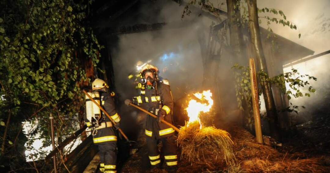 Titelbild: Brand nach Blitzschlag in landwirtschaftliches Anwesen