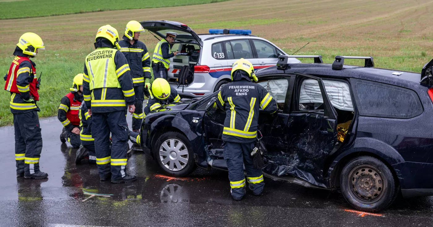 Titelbild: Verkehrsunfall auf der Wolfenerstraße - Drei Verletzte, darunter zwei Kinder