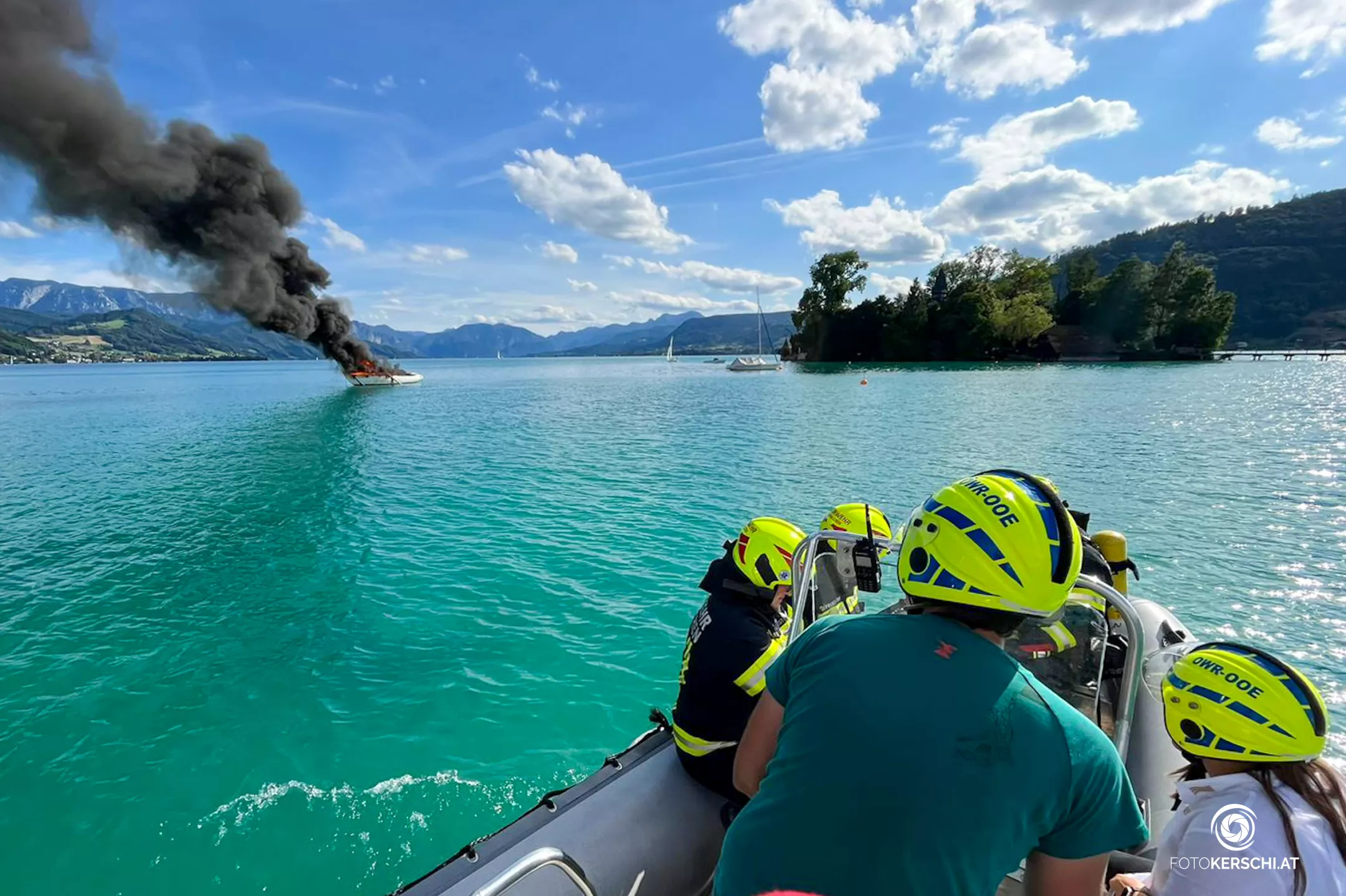 Feuer auf offenem Wasser: Boot am Attersee in Brand