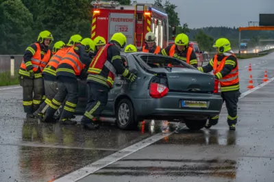 Fünf verletzte Personen bei Fahrzeugüberschlag auf der Westautobahn Verkehrsunfall-A1-29.jpg