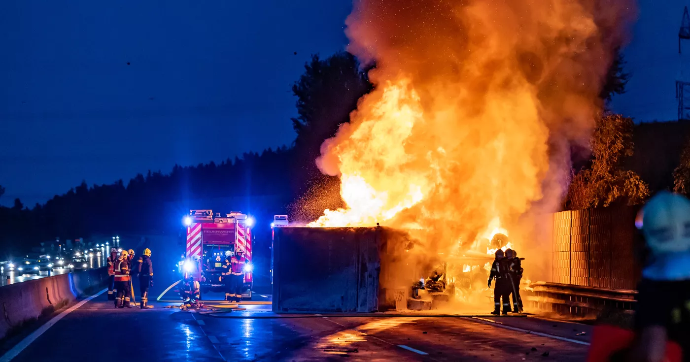 Feuerwehrmann rettet zwei Personen aus brennendem Lkw