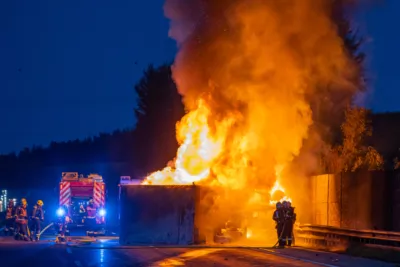 Feuerwehrmann rettet zwei Personen aus brennendem Lkw HDR33802.jpg