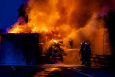 Feuerwehrmann rettet zwei Personen aus brennendem Lkw HDR33821.jpg
