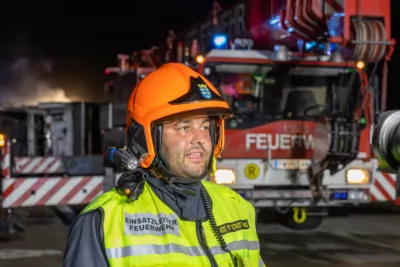 Feuerwehrmann rettet zwei Personen aus brennendem Lkw HDR33916-Verbessert-RR.jpg