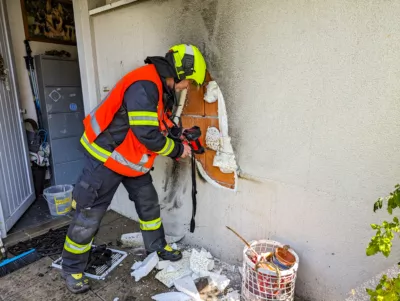 Abgestellte Utensilien vor Haustüre in Brand geraten BRANDSTAETTER-20230822-15.jpg