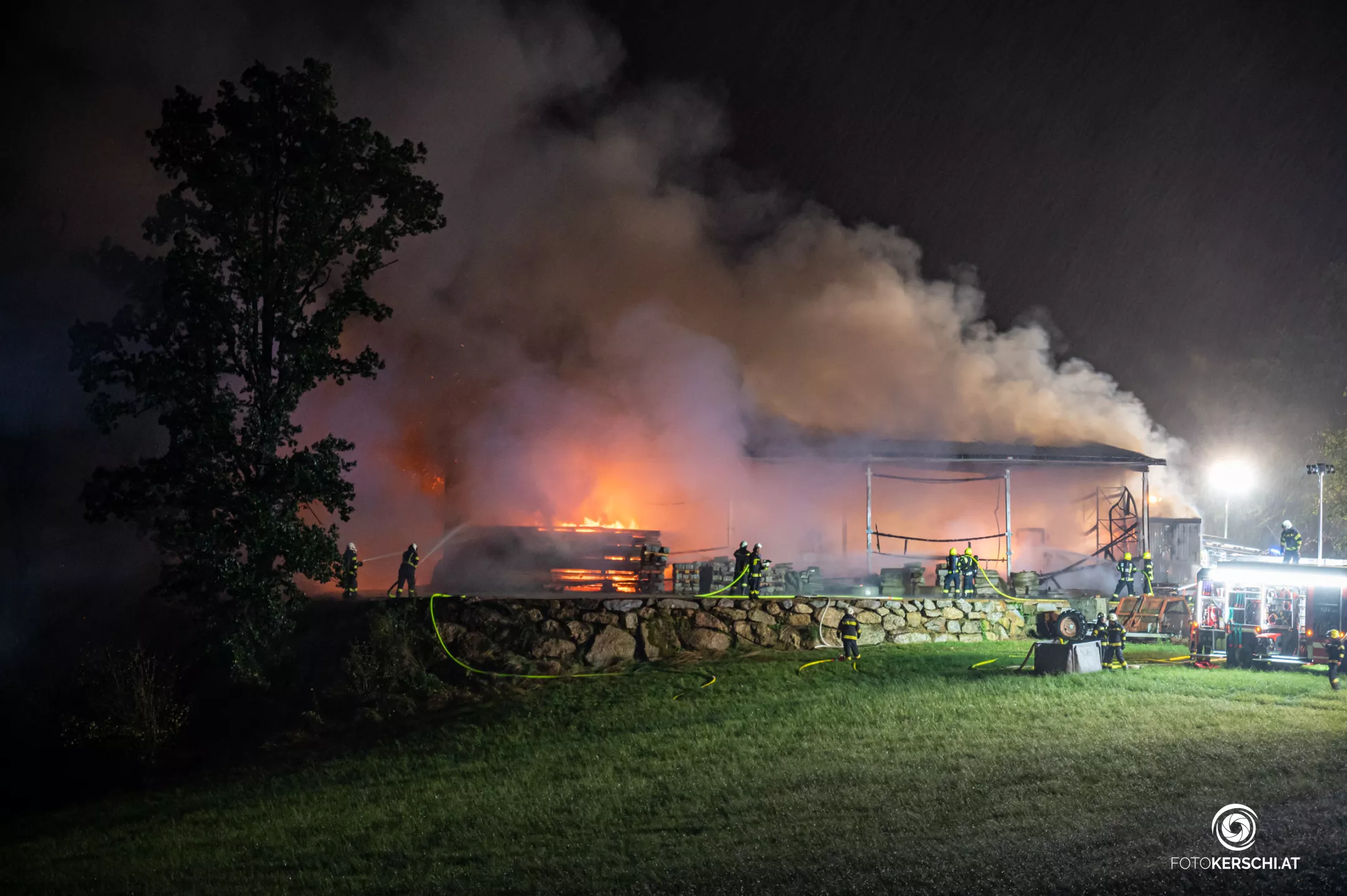 Brand einer Maschinenhalle in Pierbach