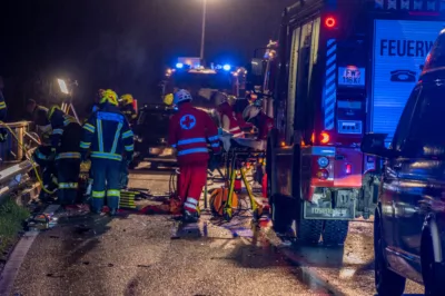Schwerer Verkehrsunfall auf der L554  in Schlierbach fordert eine verletzte Person VU-Schlierbach-20.jpg