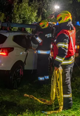 Fahrzeug landet im Schacherteich - Zwei Feuerwehren im Einsatz fkstore-79456.jpg