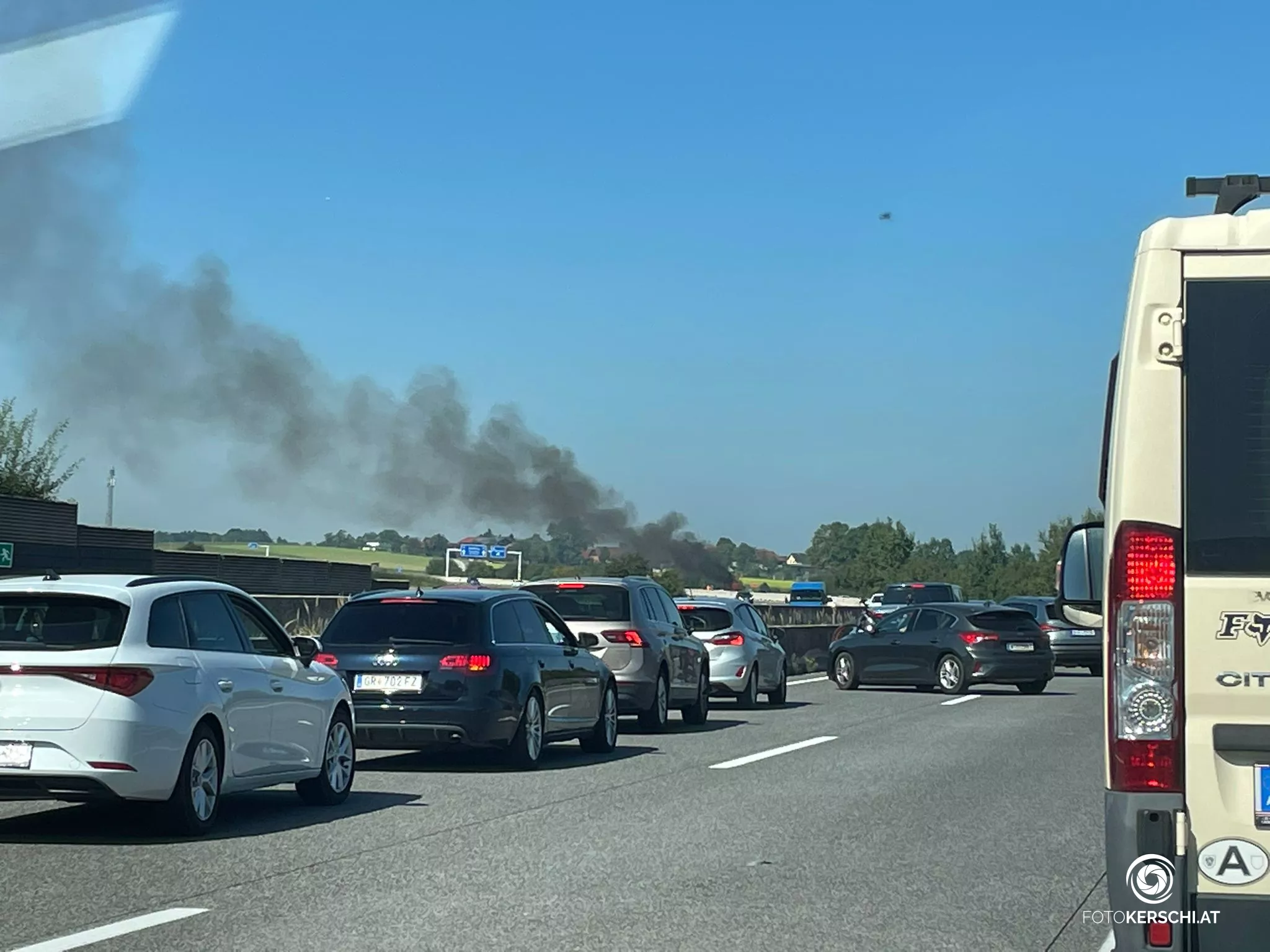 Brand KFZ auf der A1 in Richtung Salzburg beim Rastplatz Hainbach Nord