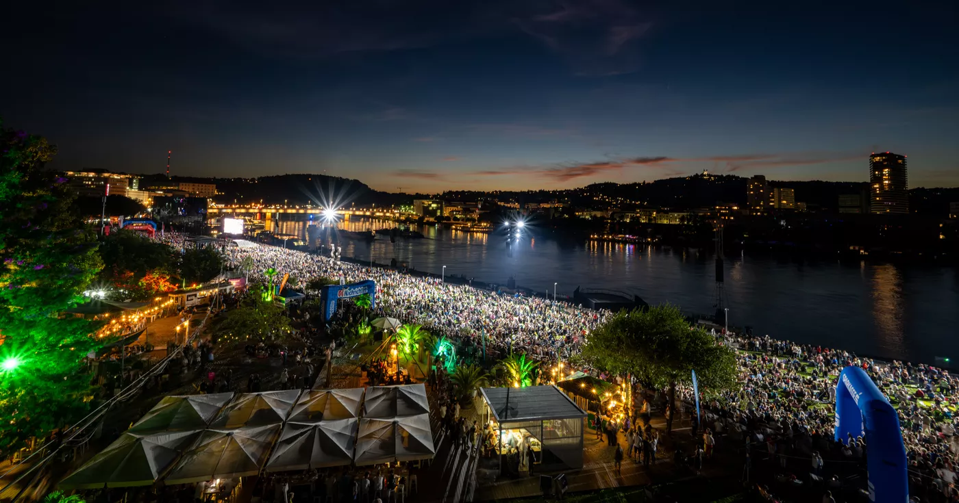 Titelbild: Klangwolke begeistert Massen: Über 100.000 Besucher erleben magisches Spektakel im Linzer Donaupark