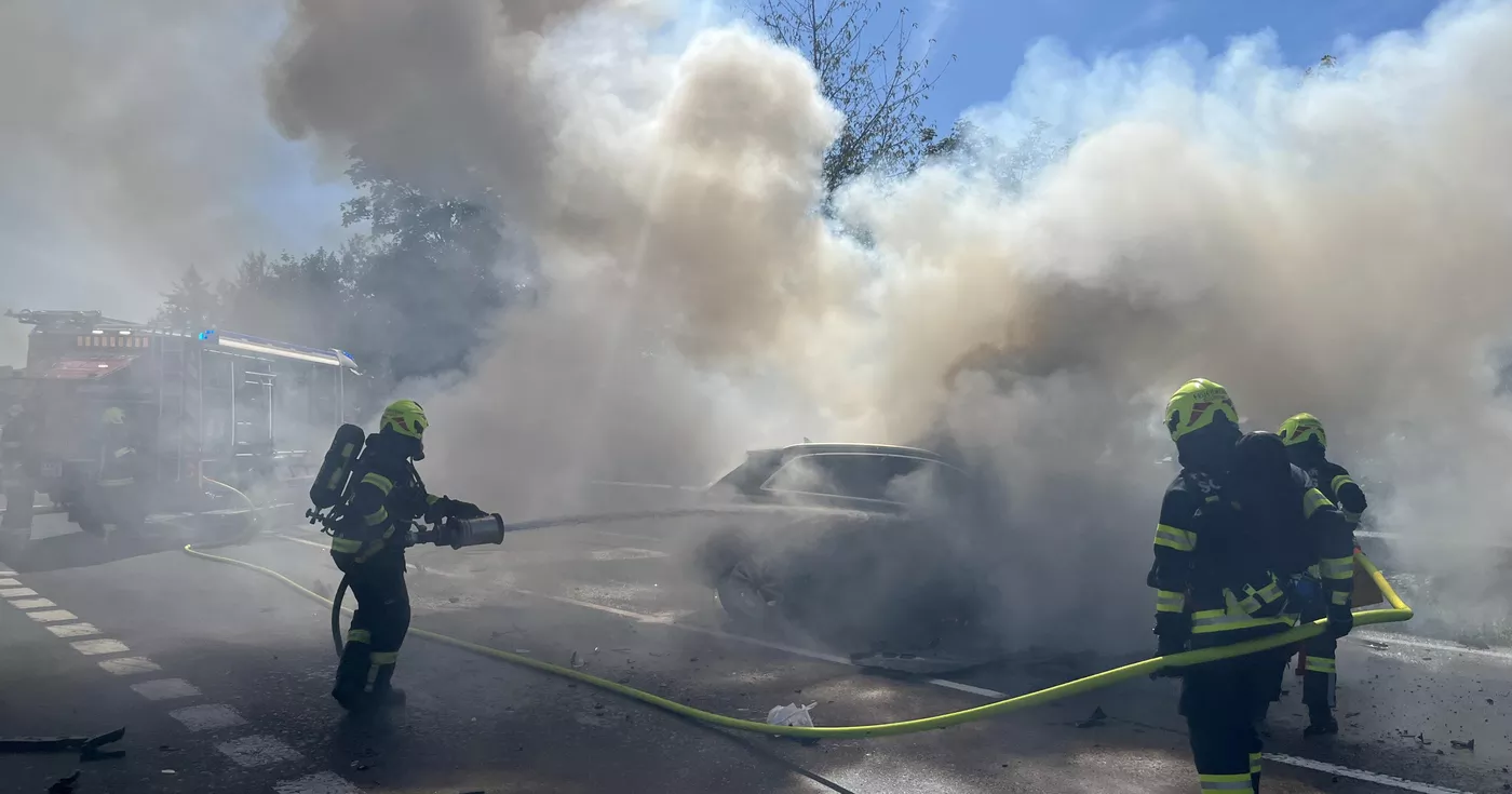 Titelbild: Brand zweier Fahrzeuge