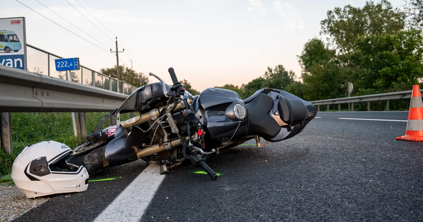 Titelbild: Motorradfahrer stürzt über Böschung - Zwei Feuerwehren im Rettungseinsatz