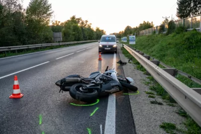 Motorradfahrer stürzt über Böschung - Zwei Feuerwehren im Rettungseinsatz BRANDSTAETTER-20230927-44.jpg