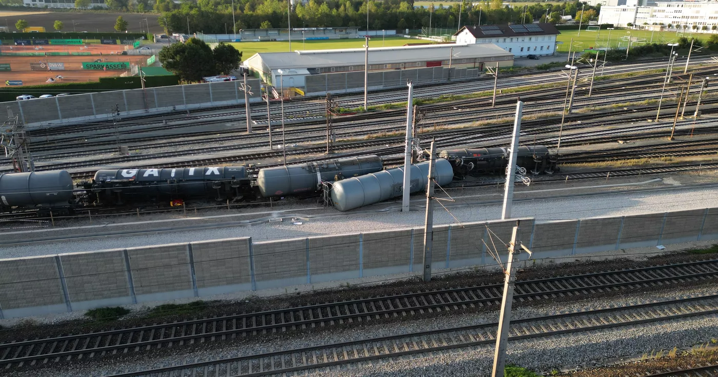 Titelbild: Güterzug entgleist auf Weststrecke zwischen Wels und Marchtrenk