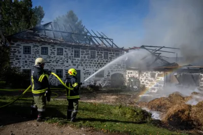 Höchste Alarmstufe bei Brand in Vorderweissenbach - 18 Feuerwehren im Einsatz FOKE-2023100613515479-010.jpg