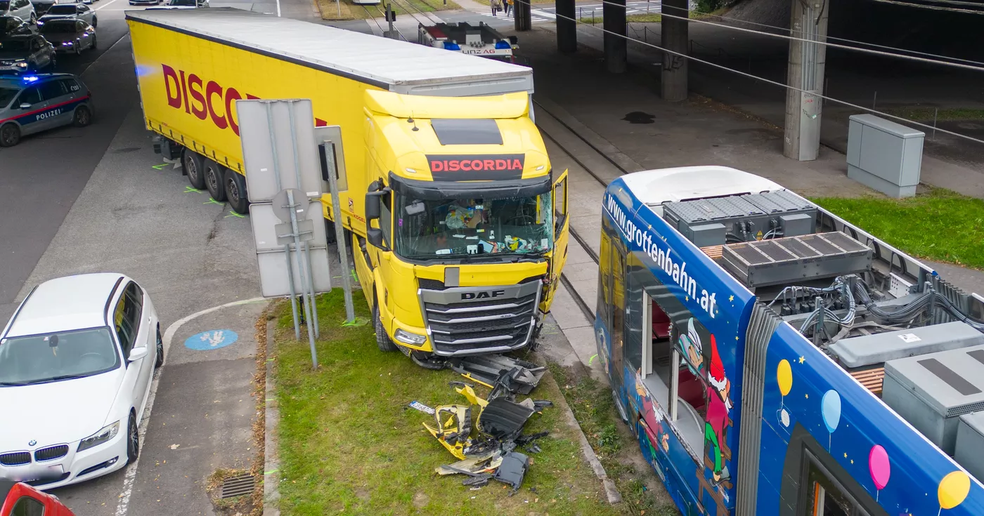 Kollision zwischen Lkw und Straßenbahn in Linz - Mehrere Verletzte