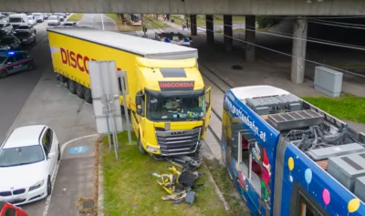 Kollision zwischen Lkw und Straßenbahn in Linz - Mehrere Verletzte FOKE-2023101210050086-030.jpg