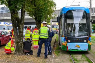 Kollision zwischen Lkw und Straßenbahn in Linz - Mehrere Verletzte FOKE-2023101214066524-040.jpg