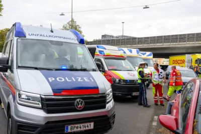 Kollision zwischen Lkw und Straßenbahn in Linz - Mehrere Verletzte FOKE-2023101214076531-002.jpg