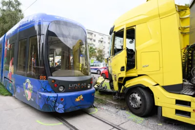 Kollision zwischen Lkw und Straßenbahn in Linz - Mehrere Verletzte FOKE-2023101214226583-046.jpg