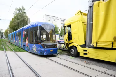 Kollision zwischen Lkw und Straßenbahn in Linz - Mehrere Verletzte FOKE-2023101214236588-001.jpg