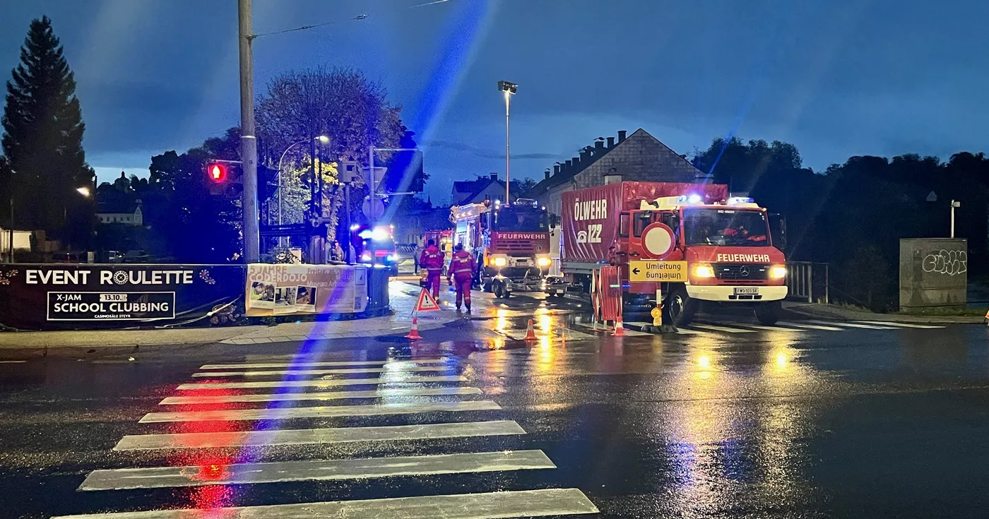 Titelbild: Schaden an der Annawehr in Steyr - Feuerwehr Steyr im Einsatz