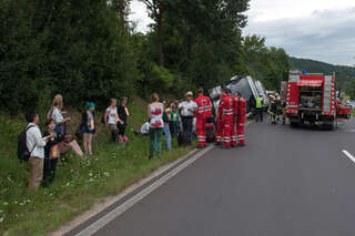Autobus stürzte bei Unfall auf Pkw - Der Lenker des Pkw starb noch an der Unfallstelle. unfall-autobus-pkw_01.jpg