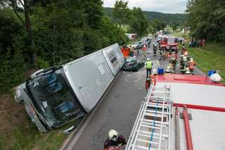Autobus stürzte bei Unfall auf Pkw - Der Lenker des Pkw starb noch an der Unfallstelle. unfall-autobus-pkw_04.jpg