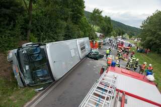 Autobus stürzte bei Unfall auf Pkw - Der Lenker des Pkw starb noch an der Unfallstelle. unfall-autobus-pkw_05.jpg