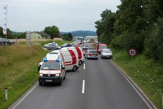 Autobus stürzte bei Unfall auf Pkw - Der Lenker des Pkw starb noch an der Unfallstelle. unfall-autobus-pkw_06.jpg