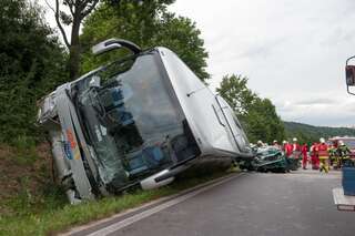 Autobus stürzte bei Unfall auf Pkw - Der Lenker des Pkw starb noch an der Unfallstelle. unfall-autobus-pkw_07.jpg
