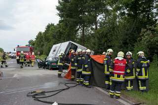 Autobus stürzte bei Unfall auf Pkw - Der Lenker des Pkw starb noch an der Unfallstelle. unfall-autobus-pkw_08.jpg