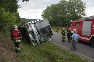 Autobus stürzte bei Unfall auf Pkw - Der Lenker des Pkw starb noch an der Unfallstelle. unfall-autobus-pkw_15.jpg