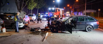 Frontalcrash auf der Wiener Straße in Linz: Zwei Personen verletzt FOKE-2023101821017355-028.jpg