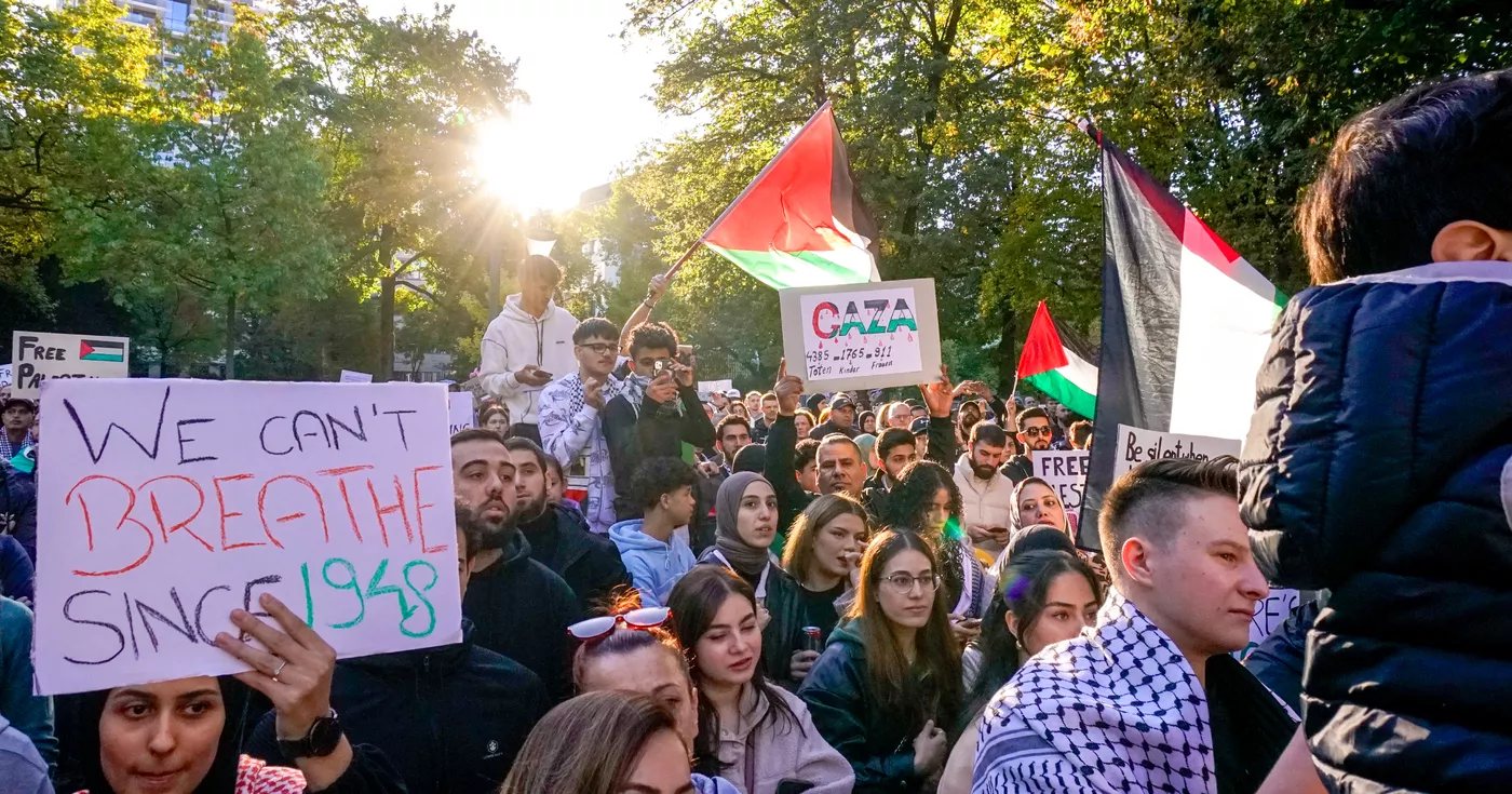 Titelbild: 500 Teilnehmer bei Pro-Palästina-Demonstration im Linzer Volksgarten