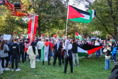 500 Teilnehmer bei Pro-Palästina-Demonstration im Linzer Volksgarten IMG-0616.jpg
