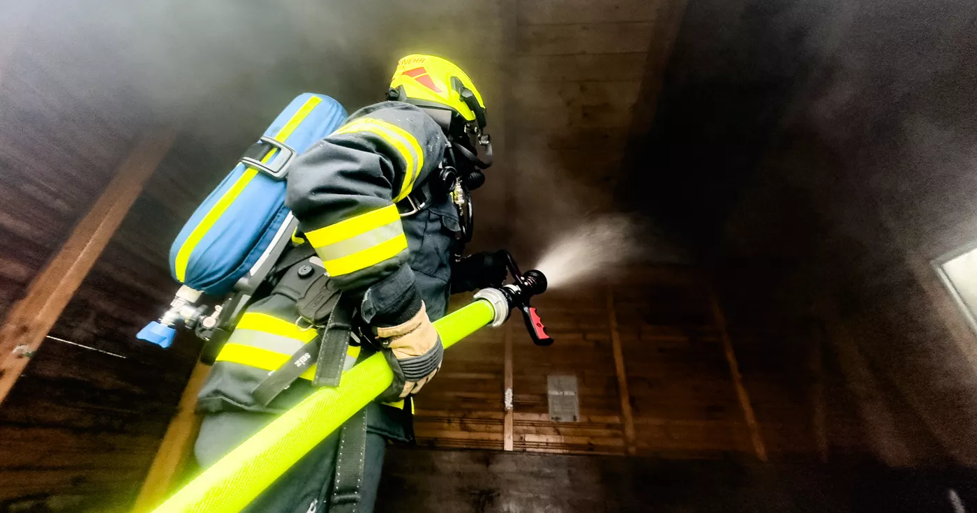 Titelbild: Feuerwehr löscht Brand in Holzhütte