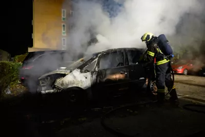 Fahrzeugbrand auf Parkplatz in Enns FOKE-2023102906238614-055.jpg