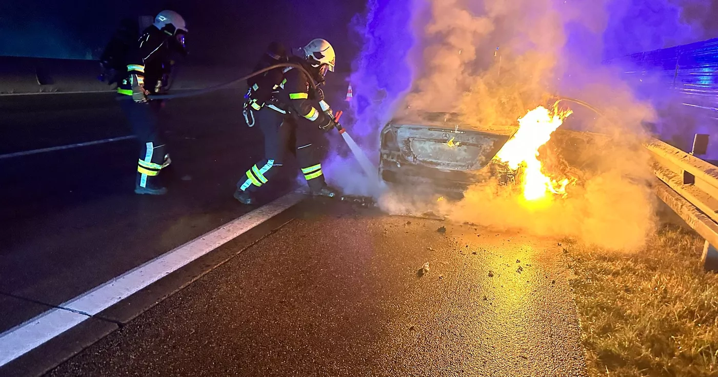 Titelbild: Schrecksekunde auf der A1: Mercedes geht in Flammen auf