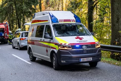 PKW kollidiert frontal mit Baum - Einsatzkräfte zweier Feuerwehren im Einsatz Vu-eingeklemmte-Person-Alberndorf-0677.jpg
