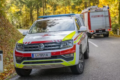 PKW kollidiert frontal mit Baum - Einsatzkräfte zweier Feuerwehren im Einsatz Vu-eingeklemmte-Person-Alberndorf-0680.jpg