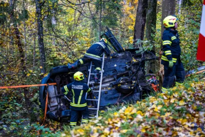 PKW kollidiert frontal mit Baum - Einsatzkräfte zweier Feuerwehren im Einsatz Vu-eingeklemmte-Person-Alberndorf-0681.jpg