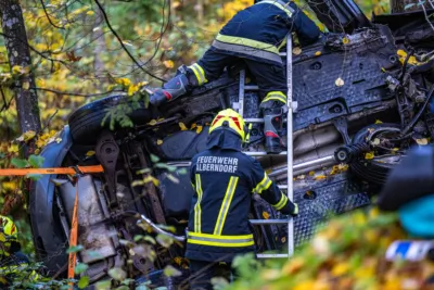PKW kollidiert frontal mit Baum - Einsatzkräfte zweier Feuerwehren im Einsatz Vu-eingeklemmte-Person-Alberndorf-0687.jpg