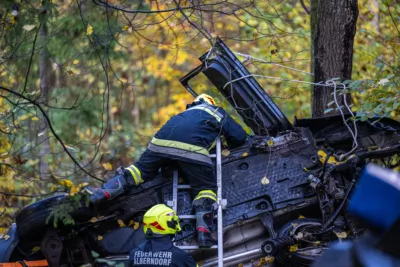PKW kollidiert frontal mit Baum - Einsatzkräfte zweier Feuerwehren im Einsatz Vu-eingeklemmte-Person-Alberndorf-0688.jpg