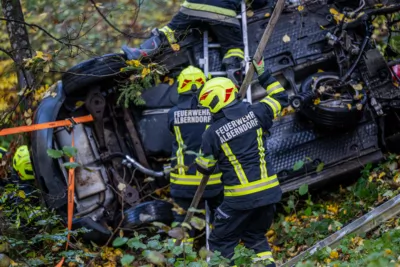 PKW kollidiert frontal mit Baum - Einsatzkräfte zweier Feuerwehren im Einsatz Vu-eingeklemmte-Person-Alberndorf-0690.jpg
