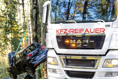 PKW kollidiert frontal mit Baum - Einsatzkräfte zweier Feuerwehren im Einsatz Vu-eingeklemmte-Person-Alberndorf.jpg