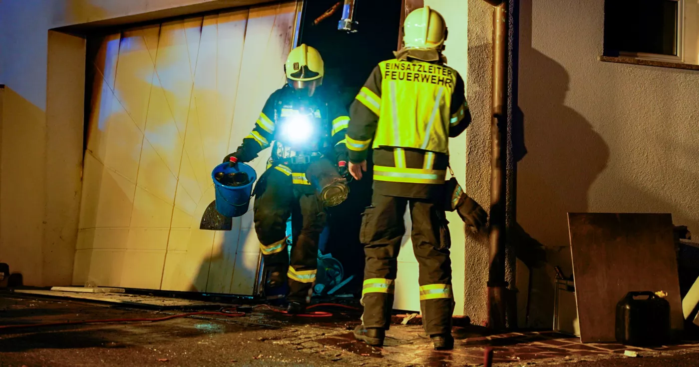 Garagenbrand fordert rasches Eingreifen der Feuerwehren