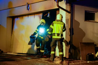 Garagenbrand fordert rasches Eingreifen der Feuerwehren PANC-2023110817263429-015.jpg