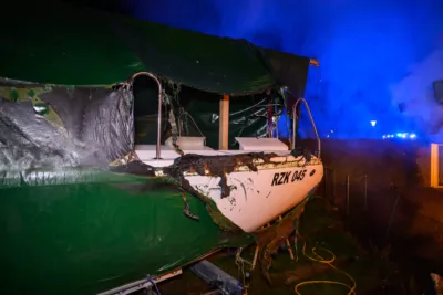 Carport in Flammen: Segelschiff in letzter Sekunde gerettet FOKE-2023110901021141-050.jpg